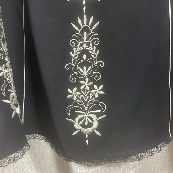 LOFT Black and White embroidered midi  Skirt with lace hem - Picture 3 of 4